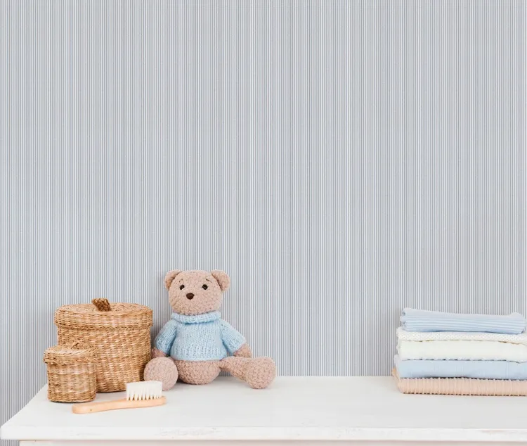 Enzo -  Carta da parato disegno rigato sottile in varie colorazioni, camere bambini