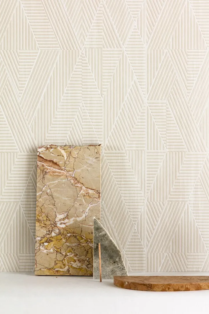 Prisma - Carta da parato geometrica con effetto floccato al tatto e riflessi di luce.